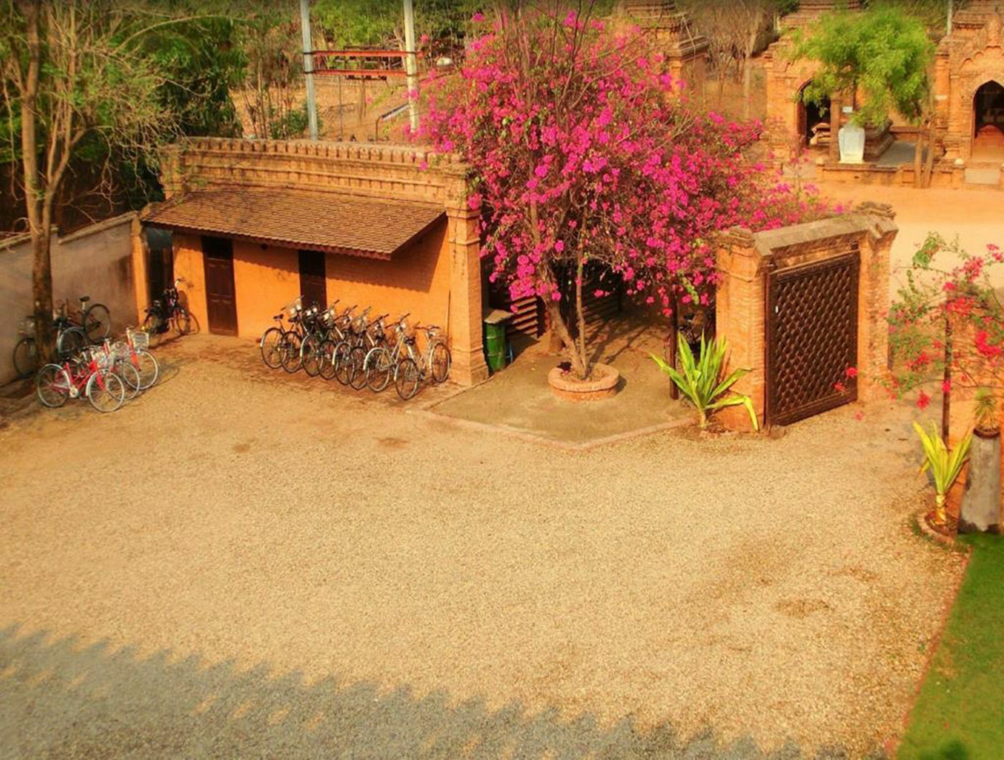 Thurizza Hotel Bagan Buitenkant foto